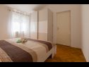 Appartements Petar - great location close to the sea: A1 Donji (4+2), A2 Gornji (4+2) Trogir - Riviera de Trogir  - Appartement - A2 Gornji (4+2): chambre &agrave; coucher