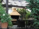 Appartements et chambres Magda - free parking SA5(2), R1(2) Trogir - Riviera de Trogir  - Studio appartement - SA5(2): terrasse de jardin