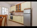 Appartements Mari - barbecue: A1Lile (4), A2Lile (2+2) Vinisce - Riviera de Trogir  - Appartement - A1Lile (4): cuisine