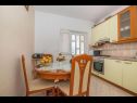 Appartements Mari - barbecue: A1Lile (4), A2Lile (2+2) Vinisce - Riviera de Trogir  - Appartement - A1Lile (4): cuisine salle à manger