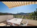 Appartements Mari - barbecue: A1Lile (4), A2Lile (2+2) Vinisce - Riviera de Trogir  - Appartement - A2Lile (2+2): balcon