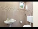 Maisons de vacances Holiday Home Josko - 50 m from beach: H(6) Vinisce - Riviera de Trogir  - Croatie  - H(6): salle de bain W-C