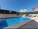 Maisons de vacances More - garden shower: H(10+2) Vinisce - Riviera de Trogir  - Croatie  - piscine