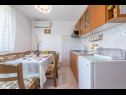 Appartements Kosta - 70m from sea : A1(2+1), A2(4+2) Vinisce - Riviera de Trogir  - Appartement - A1(2+1): cuisine salle à manger