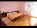 Appartements Marin - comfortable apartment near sea: A1(5+2) Vinisce - Riviera de Trogir  - Appartement - A1(5+2): chambre &agrave; coucher