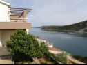 Appartements Ljubi - 20 m from beach: A1(4+1), A2 Crveni(2+2), A3 Zeleni(2+2) Vinisce - Riviera de Trogir  - maison