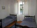 Appartements Ljubi - 20 m from beach: A1(4+1), A2 Crveni(2+2), A3 Zeleni(2+2) Vinisce - Riviera de Trogir  - Appartement - A1(4+1): chambre &agrave; coucher