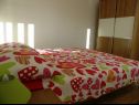 Appartements Ljubi - 20 m from beach: A1(4+1), A2 Crveni(2+2), A3 Zeleni(2+2) Vinisce - Riviera de Trogir  - Appartement - A2 Crveni(2+2): chambre &agrave; coucher