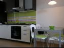 Appartements Ljubi - 20 m from beach: A1(4+1), A2 Crveni(2+2), A3 Zeleni(2+2) Vinisce - Riviera de Trogir  - Appartement - A3 Zeleni(2+2): cuisine salle à manger