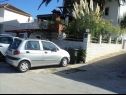 Appartements Josip - 5 m from beach: A1(6) Vinisce - Riviera de Trogir  - stationnement (maison et environs)