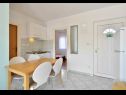 Appartements Josi - 150 m from sea: A1(4+1), A2(4+1), A4(4+1) Vinisce - Riviera de Trogir  - Appartement - A1(4+1): cuisine salle à manger