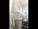 Maisons de vacances Ivica - with pool H(6) Vinisce - Riviera de Trogir  - Croatie  - H(6): salle de bain W-C