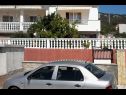Appartements Mari - barbecue: A1Lile (4), A2Lile (2+2) Vinisce - Riviera de Trogir  - stationnement