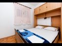 Appartements Jere - 30 m from beach: A1(4+1), A2(2+1) Vinisce - Riviera de Trogir  - Appartement - A2(2+1): chambre &agrave; coucher