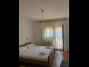 Appartements Jere - 30 m from beach: A1(4+1), A2(2+1) Vinisce - Riviera de Trogir  - Appartement - A1(4+1): chambre &agrave; coucher