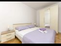 Maisons de vacances More - garden shower: H(10+2) Vinisce - Riviera de Trogir  - Croatie  - H(10+2): chambre &agrave; coucher