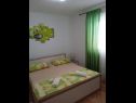 Appartements Josip - 5 m from beach: A1(6) Vinisce - Riviera de Trogir  - Appartement - A1(6): chambre &agrave; coucher