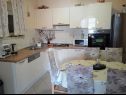Appartements Josip - 5 m from beach: A1(6) Vinisce - Riviera de Trogir  - Appartement - A1(6): cuisine salle à manger