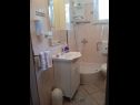 Appartements Josip - 5 m from beach: A1(6) Vinisce - Riviera de Trogir  - Appartement - A1(6): salle de bain W-C
