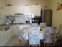 Appartements Josip - 5 m from beach: A1(6) Vinisce - Riviera de Trogir  - Appartement - A1(6): cuisine salle à manger