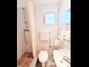 Maisons de vacances Dinko - 20 m from sea: H(4+1) Vinisce - Riviera de Trogir  - Croatie  - H(4+1): salle de bain W-C