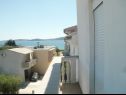 Appartements et chambres Aleksandra - 10 m from sea: A1 lijevi(2+2), A2 desni(2+2), A3(4+1), A4(2+2), R7(2), A5(4), A6(4+1) Bibinje - Riviera de Zadar  - Appartement - A3(4+1): vue du balcon