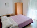 Appartements et chambres Aleksandra - 10 m from sea: A1 lijevi(2+2), A2 desni(2+2), A3(4+1), A4(2+2), R7(2), A5(4), A6(4+1) Bibinje - Riviera de Zadar  - Appartement - A3(4+1): chambre &agrave; coucher