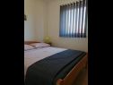 Appartements Fuzi - 50 m from sea: A1(2+1), SA4(2) Bibinje - Riviera de Zadar  - Appartement - A1(2+1): chambre &agrave; coucher