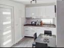 Appartements Fuzi - 50 m from sea: A1(2+1), SA4(2) Bibinje - Riviera de Zadar  - Studio appartement - SA4(2): cuisine salle à manger