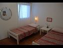 Appartements Davor - 20m from sea : A1(2+2), A2(2+2), A3(6) Mali Iz (Île de Iz) - Riviera de Zadar  - Appartement - A3(6): chambre &agrave; coucher