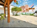 Appartements Mimi - free parking and barbecue: A1(2+2), A2(2+2) Nin - Riviera de Zadar  - cour