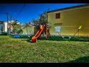 Appartements Roko - 50 meters from sandy beach: A1 (2+2) Obrovac - Riviera de Zadar  - aire de jeux enfants