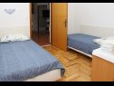Appartements Mari - 100 m from beach: A1(4), A2(4) Petrcane - Riviera de Zadar  - Appartement - A1(4): chambre &agrave; coucher