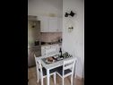 Appartements Kike - 60 meters from the beach: A1(4+1), A2(4+1), A3(4+1), SA1(2) Petrcane - Riviera de Zadar  - Studio appartement - SA1(2): cuisine salle à manger