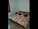 Appartements Mare - 20 m from beach: A1(4+4), A2(2+2), A3(2+2) Sukosan - Riviera de Zadar  - Appartement - A1(4+4): chambre &agrave; coucher