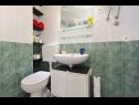 Appartements Ivan - 50 m from sea: A1(3+1) Zadar - Riviera de Zadar  - Appartement - A1(3+1): salle de bain W-C
