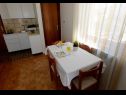 Appartements Ankica - 150 m from beach: A1(2+2), A2(5), A3(4+1), A4(2+2) Zadar - Riviera de Zadar  - Appartement - A4(2+2): cuisine salle à manger