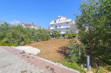 Appartements Ljuba - nice garden: A2(4+1) Plavi, A3(4+1) Ljubicasti, A4(8+1) Okrug Gornji - Île de Ciovo 