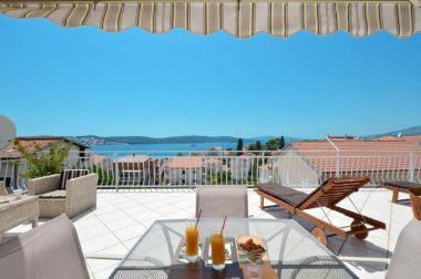 Appartements Bozo - amazing terrace and sea view: A1(4) Okrug Gornji - Île de Ciovo 