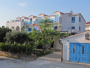 Appartements Blue - 200 m from sea: A11(2+2), A12(2+2), SA13(3), SA14(3), A15(2+2), A16(2+2) Sucuraj - Île de Hvar 