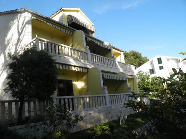 Appartements Vese - 200 m from beach: SA1(2+1), SA2(2+1), SA3(2+1), A4(4) Brela - Riviera de Makarska 