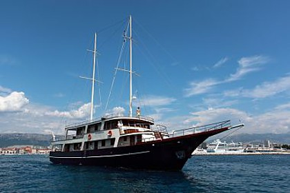 Embarcation a voiles - Custom Luna (code:PLA 816) - Krilo Jesenice - Riviera de Omis  - Croatie 