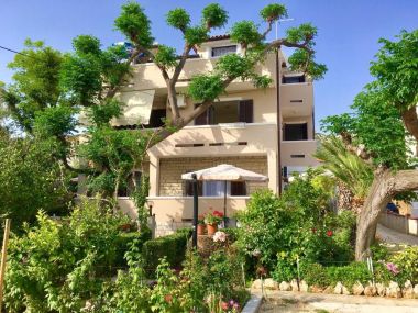 Appartements Zdenka - garden terrace: A1(5), A2(4), A3(2+2) Barbat - Île de Rab 