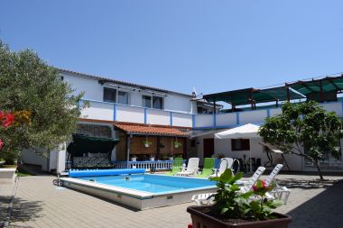 Appartements Den - with pool: B1(2+2), A2(2+2), C3(2+2) Tribunj - Riviera de Sibenik 