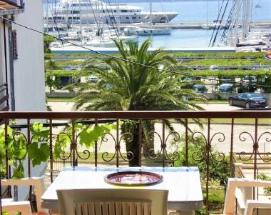 Appartements Gorda - 50m from the sea: A1(3+2) Kastel Gomilica - Riviera de Split 