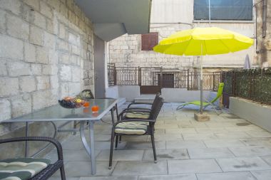 Appartements Zdrav - with big terrace: A1(4) Split - Riviera de Split 