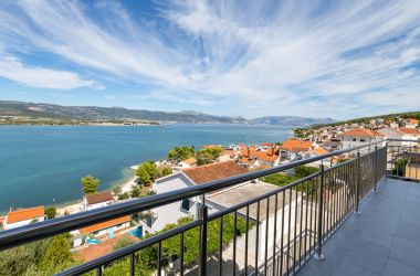 Appartements Petar - great location close to the sea: A1 Donji (4+2), A2 Gornji (4+2) Trogir - Riviera de Trogir 