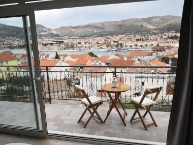 Appartements Tomi - with beautiful view: A1(4+1) Trogir - Riviera de Trogir 