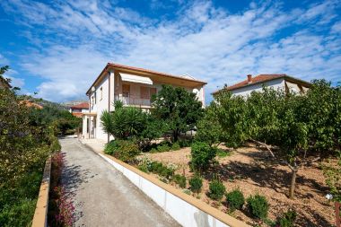 Appartements et chambres Ivo - with garden: A1(2+2), R1(2+1), R2(2) Trogir - Riviera de Trogir 