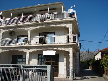 Appartements Tone - spacious and comfortable: A1 zuti(5+2), A2 plavi(5+2) Trogir - Riviera de Trogir 